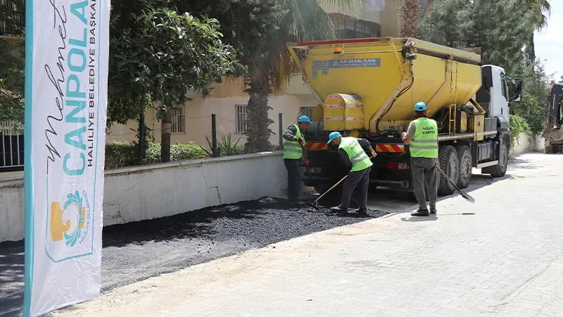 Haliliye’de bir mahallede daha yollar yenilendi