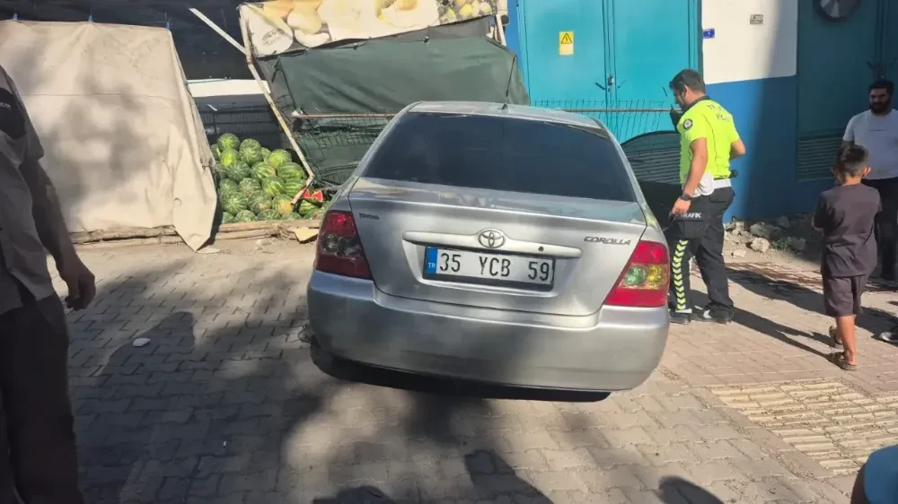 Haliliye’de otomobil karpuz sergisine daldı! 2 yaralı