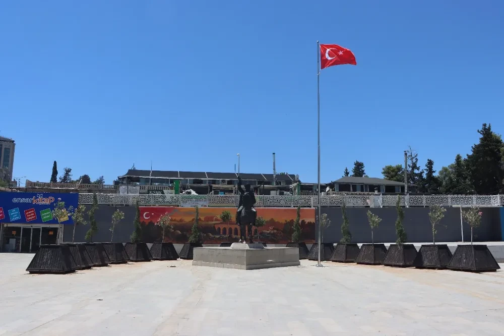 Büyükşehir Belediyesi’nden Topçu ve Rabia Meydanları’na Estetik Dokunuş