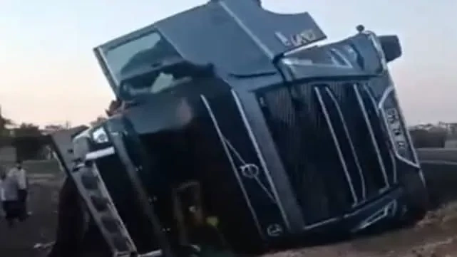 Urfa’da Hayvan Yüklü Tır Devrildi: Sürücü Yaralandı, Hayvanlar Telef Oldu