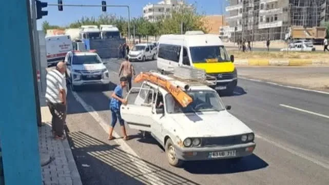 Urfa’da Freni Boşalan Kamyonet Otomobile Çarptı, 2 Kişi Yaralandı