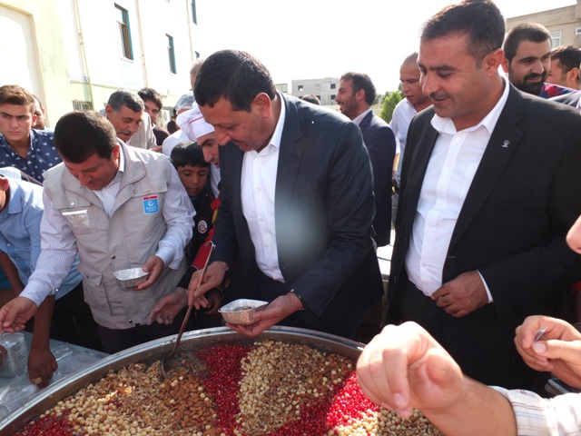 HARRAN’DA CUMA NAMAZI ÇIKIŞINDA 3 BİN KİŞİYE AŞURE İKRAMI 