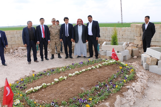 Harran şehidinin mezarı başına bayrak dikildi