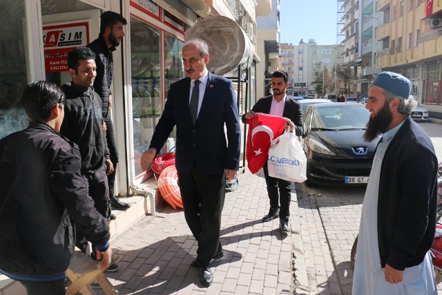 BAŞKAN YALÇINKAYA, ESNAFA TÜRK BAYRAĞI DAĞITTI
